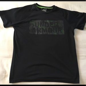 Men’s xs black and camo Under Armor tee-shirt